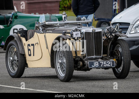 Andy King's 1935 MG PB Cream Cracker JB7521 dans l'enclos à la formule 2017 réunion Vintage, Snetterton, Norfolk, Royaume-Uni. Banque D'Images