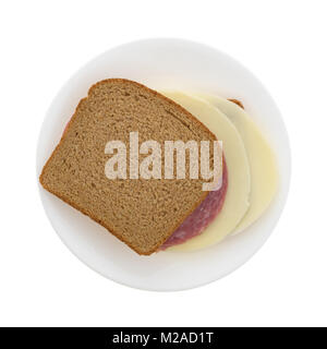 Vue de dessus d'un salami de Gênes et de fromage provolone sur pain de blé au sol en pierre sur une plaque sandwich isolé sur un fond blanc. Banque D'Images