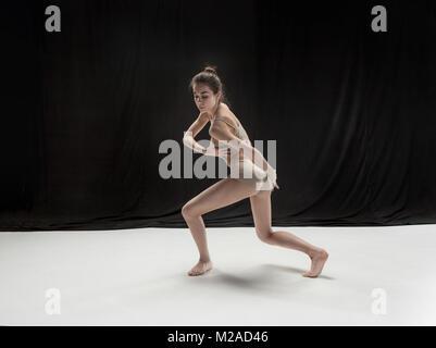 Jeune adolescente danseuse sur marbre blanc arrière-plan. Banque D'Images