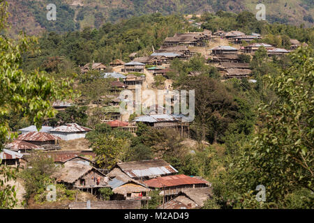 Vue sur Lazu et de ses maisons longues traditionnelles, village habité par la tribu, Ole Nocte Tirap District, de l'Arunachal Pradesh, Inde Banque D'Images