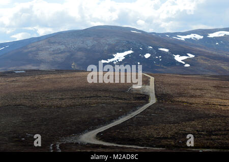 La montagne écossaise Corbett Carn Liath et la piste à Keiloch, Invercauld Bridge, le Parc National de Cairngorms, en Écosse, au Royaume-Uni. Banque D'Images