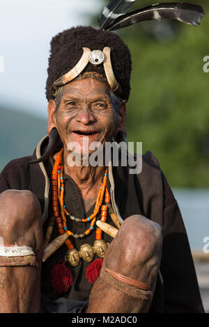 Ancien chasseur appartenant à la tribu Konyak, Hongpoi village, mon district, Nagaland, Inde Banque D'Images