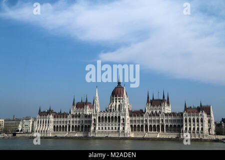 Un parlement hongrois à Budapest sur la photo, les perspectives sur la colline de l'autre côté de la rivière. C'est le plus grand bâtiment en Hongrie. Banque D'Images