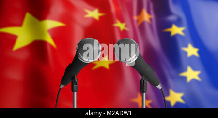 Relation entre l'Union européenne et la Chine. Deux microphones câbles en face de drapeaux floues pour toile de fond. 3d illustration Banque D'Images