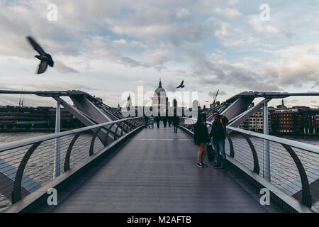 Londres - février 01, 2018 : les touristes d'hiver sur le pont du millénaire à l'horizon de Londres avec les pigeons de vol Banque D'Images