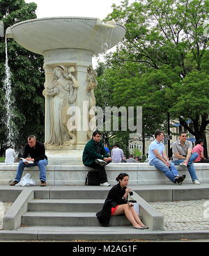 Washington DC - 30 avril. 2011 : Les gens se détendre devant Daniel Chester French's fontaine en marbre dans le centre de Dupont Circle Banque D'Images