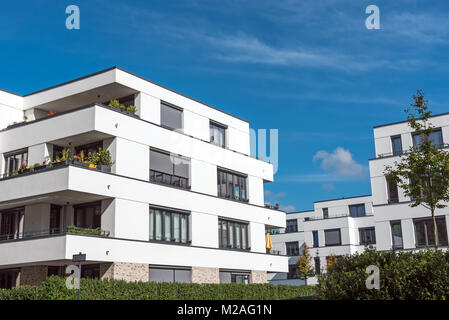 Nouveau livre blanc en rangée en face d'un ciel bleu vu à Berlin, Allemagne Banque D'Images