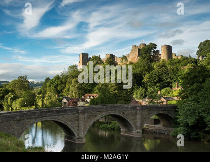 Ludlow castle baigné dans la dernière lumière d'un soir d'été. Banque D'Images