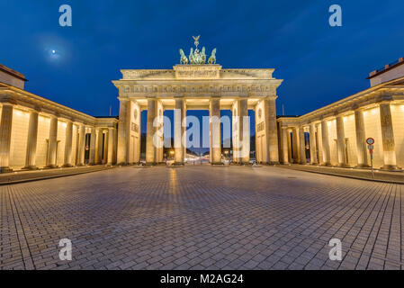 La célèbre porte de Brandebourg à Berlin allumé à l'aube Banque D'Images