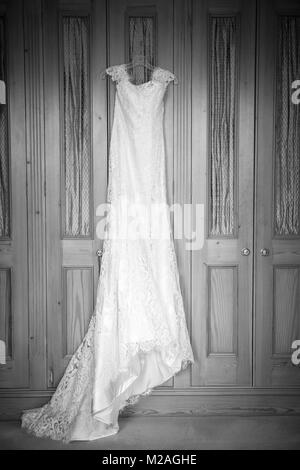 Robe de mariage pendaison sur la porte, noir et blanc Banque D'Images