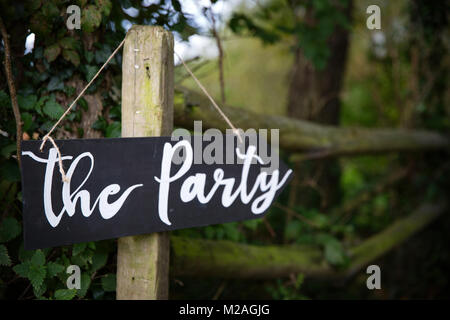 En bois en milieu rural avec panneau de flèche, "le parti' written on sign Banque D'Images