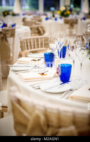 Tables de réception de mariage avec des couverts et verres à vin Banque D'Images