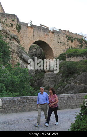 Ronda, Espagne - 2 mai 2014 : Tourist couple walking in Puente Nueve Bridge à Ronda, Espagne Banque D'Images