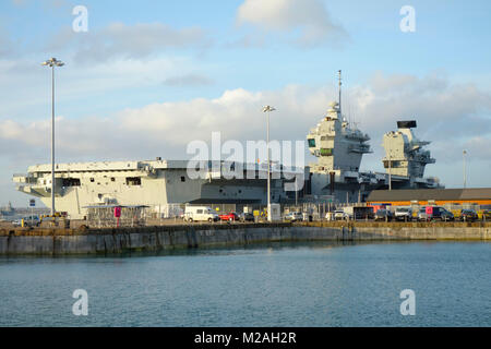 Le HMS Queen Elizabeth - porte-avions amarré à la base navale de Portsmouth, Hampshire, United Kingdom Banque D'Images