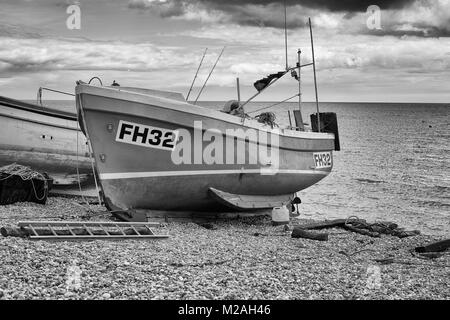 Bateau de pêche sur la plage de Sidmouth (bière), Dorset UK. Tourné en noir et blanc Banque D'Images