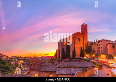 Basilique San Domenico au coucher du soleil, Sienne, Italie Banque D'Images