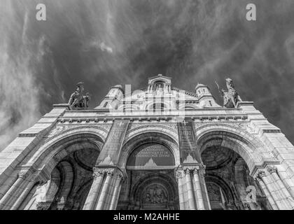 Architectural extérieur monochrome image de la basilique du Sacré Coeur de Montmartre, Paris, France, prises sur une journée ensoleillée avec une vue vers le ciel Banque D'Images