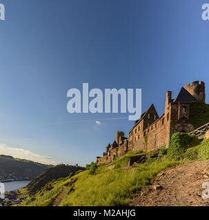 Une image en couleur de l'impressionnante forteresse médiévale / château Thurant, un jour ensoleillé, entouré d'une belle vue sur les vignobles de la Moselle Banque D'Images