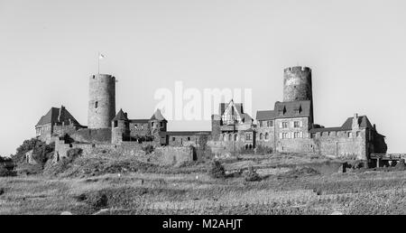 Une photo en noir et blanc monochrome de l'impressionnante forteresse médiévale / château Thurant sur une colline sur une journée ensoleillée, la Rhénanie-Palatinat, d'un drapeau Banque D'Images