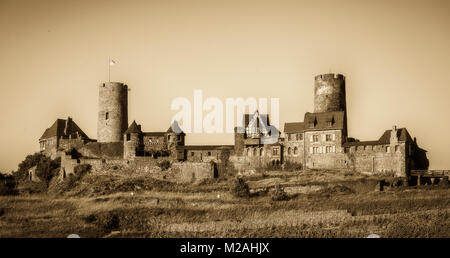 Piscine de style vintage monochrome photo de l'impressionnant château médiéval / Thurant forteresse sur une colline sur une journée ensoleillée, la Rhénanie-Palatinat, d'un drapeau Banque D'Images