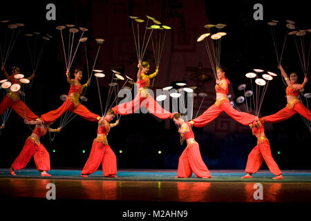 La Chine. Beijing. Théâtre de Chaoyang. Les acrobates avec plaques sur scène. Banque D'Images