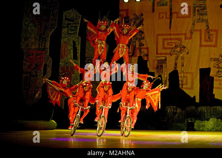 La Chine. Beijing. Théâtre de Chaoyang. Les acrobates sur des bicyclettes. Banque D'Images