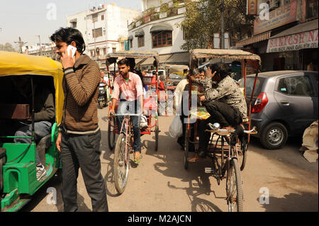 Une longue scène de rue à Paharganj, India Banque D'Images