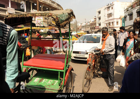 Une longue scène de rue à Paharganj, India Banque D'Images