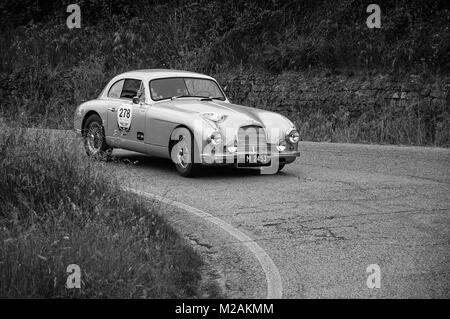 ASTON MARTIN DB 2 Vantage 1953 sur une vieille voiture de course en rallye Mille Miglia 2015 la célèbre course historique italien (1927-1957) le 15 mai 2015 Banque D'Images