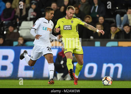 Swansea City's Kyle Naughton (à gauche) et Notts County's Lewis Alessandra bataille pour la balle au cours de l'Emirates en FA Cup, quatrième ronde match replay au Liberty Stadium, Swansea. Banque D'Images