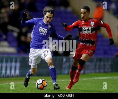 La ville de Birmingham (à gauche) et du JOTA Huddersfield Town's Tom Ince pendant l'unis en FA Cup, quatrième série replay match à St Andrews, Birmingham. Banque D'Images