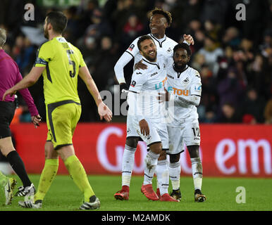 Swansea City's Wayne Routledge (à gauche) célèbre avec coéquipiers Nathan Dyer (droite) et Tammy Abraham après avoir marqué son sixième but du côté au cours de la Unis en FA Cup, quatrième ronde match replay au Liberty Stadium, Swansea. Banque D'Images