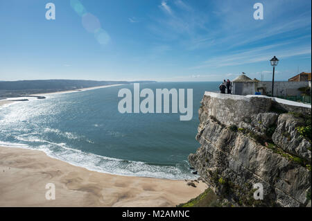 Suberco à miradouro do Sitio en regardant la plage de Nazaré, Portugal. Banque D'Images