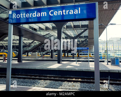 La gare centrale de Rotterdam, Netherlands Dutch plate-forme ferroviaire Banque D'Images