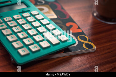 Photo gros plan d'une calculatrice bleu sur un bureau en bois Banque D'Images