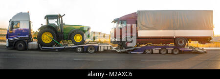 Badajoz, Espagne - août 6th, 2017 : Iveco Stralis E5 Poids lourd avec un auto-transport remorque transportant le tracteur et semi-remorque Banque D'Images