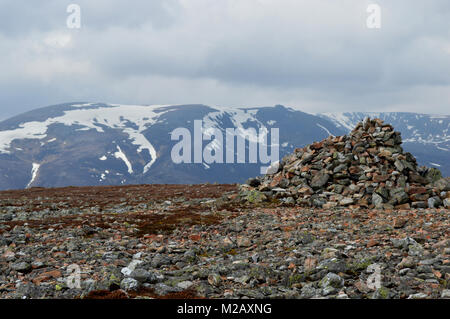 Cairn sur le sommet de la montagne écossaise Corbett Carn na avec le Drochaide» Bhuird Beinn Munro un dans le Parc National de Cairngorms, en Écosse. Banque D'Images