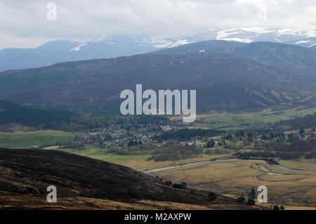 Le Village de Braemar de Carn Dearg sur le versant sud de la montagne écossaise Corbett Carn na Drochaide, Ecosse, Royaume-Uni. Banque D'Images