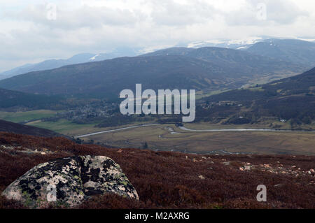 Le Village de Braemar de Carn Dearg sur le versant sud de la montagne écossaise Corbett Carn na Drochaide, Ecosse, Royaume-Uni. Banque D'Images