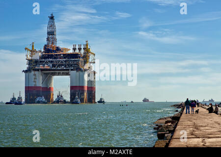 'Big Foot' Chevron's Kiewit Offshore Industries plate-forme de l'océan profond, au départ de Port Aransas. Banque D'Images