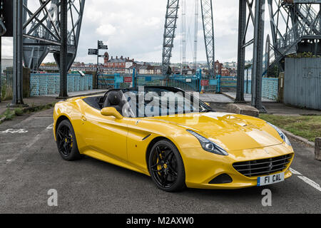 Une Ferrari jaune F1 California photographié à Newport Transporter Bridge, comprimé, Galles du Sud. Banque D'Images