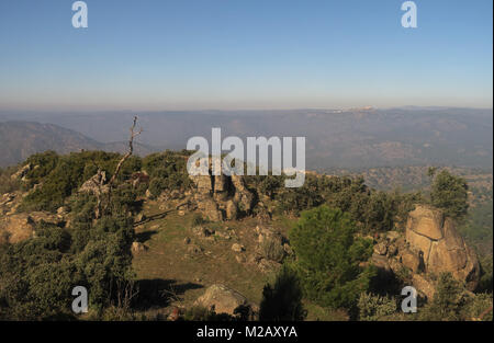 Vue sur le piton rocheux sur colline Parque Natural Sierra de Andujar, Jaen, Espagne Janvier Banque D'Images