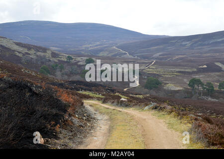 La voie menant à la montagne écossaise Corbett Carn Liath de Keiloch, Invercauld Bridge, le Parc National de Cairngorms, en Écosse, au Royaume-Uni. Banque D'Images