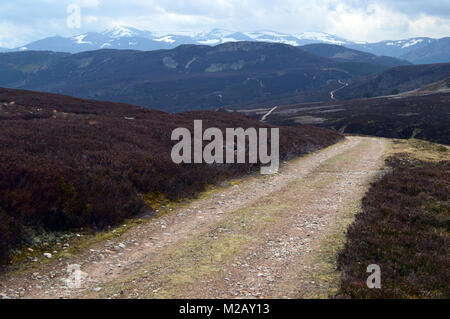 Meall Gorm et Craig de poireau et de la voie d'Invercauld Pont de la montagne écossaise Corbett Carn Liath, Parc National de Cairngorms, en Écosse, au Royaume-Uni. Banque D'Images