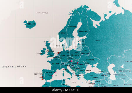 Les pays de l'Europe sur la carte du monde Close Up avec broches colorées Banque D'Images