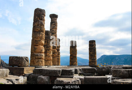 Colonnes du temple d'Apollon nous à l'ancienne Delpi élevés dans les montagnes de la Grèce où les oracles utilisé à la prophétie Banque D'Images