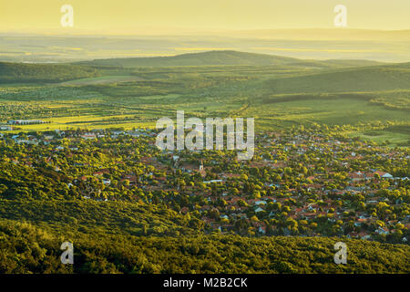 Village de la vallée verte entre ses collines, Brodarica, Hongrie Banque D'Images