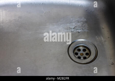 Évier de cuisine domestique standard avec plughole, UK. En 2018. Banque D'Images