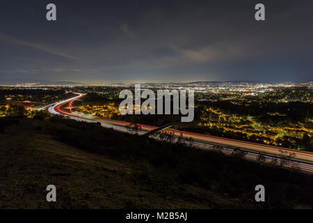 Vue de la colline de nuit de la route 118 freeway entrant dans la région de San Fernando Valley à Los Angeles en Californie. Banque D'Images