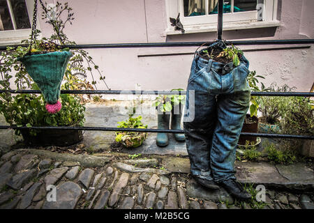 Les végétaux plantés dans une paire de jeans et des bottes, à Clovelly Banque D'Images